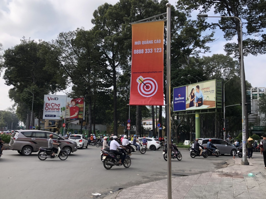 Trụ inox treo băng rôn quảng cáo độc quyền của Công Ty Dịch vụ Truyền thông Thành Phố tại khu vưc Quận 10, Thành phố Hồ Chí Minh